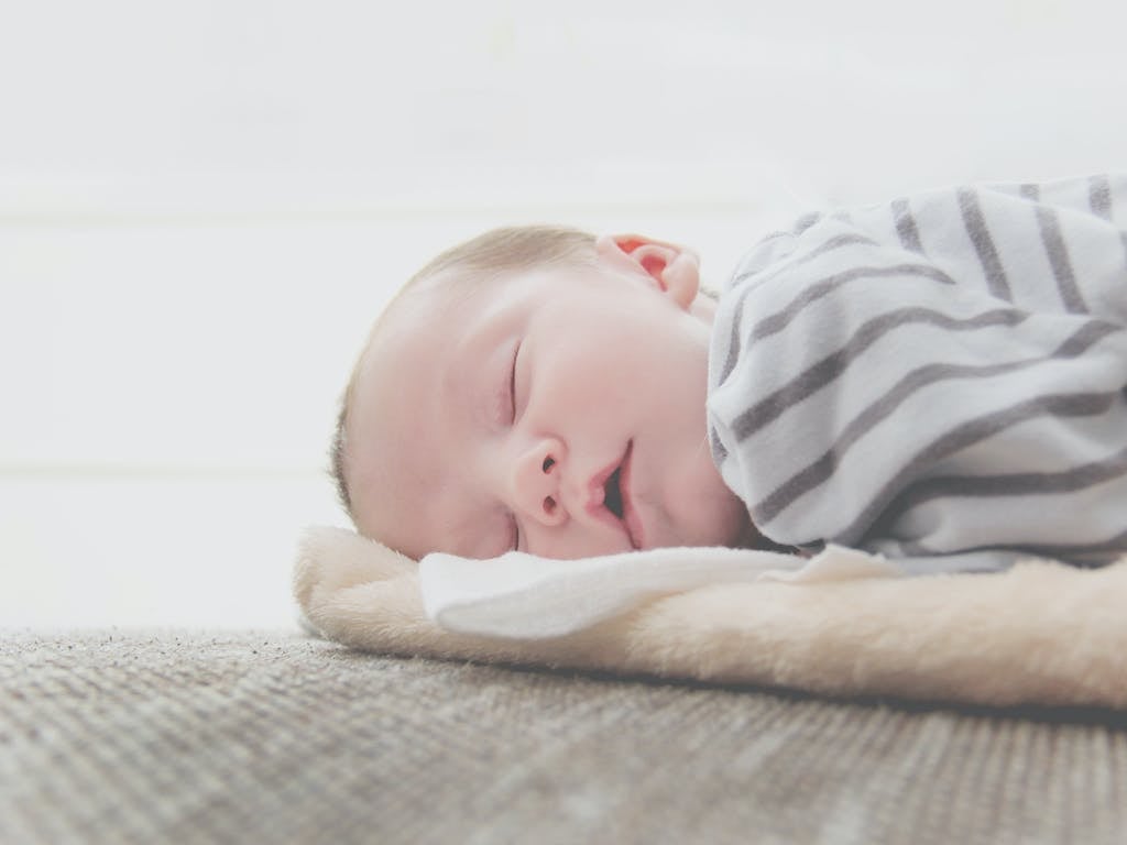 Silk Baby Bedding Benefits: Hypoallergenic & Temperature Control